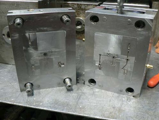 High-pressure injection mold