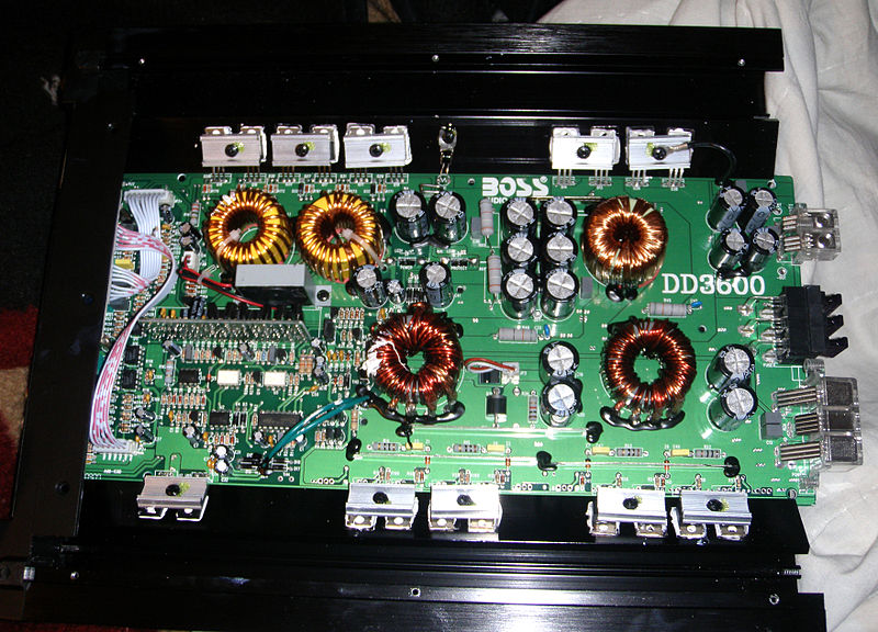 File:Inside of a Boss Audio DD3600 Class D mono block amp.jpg